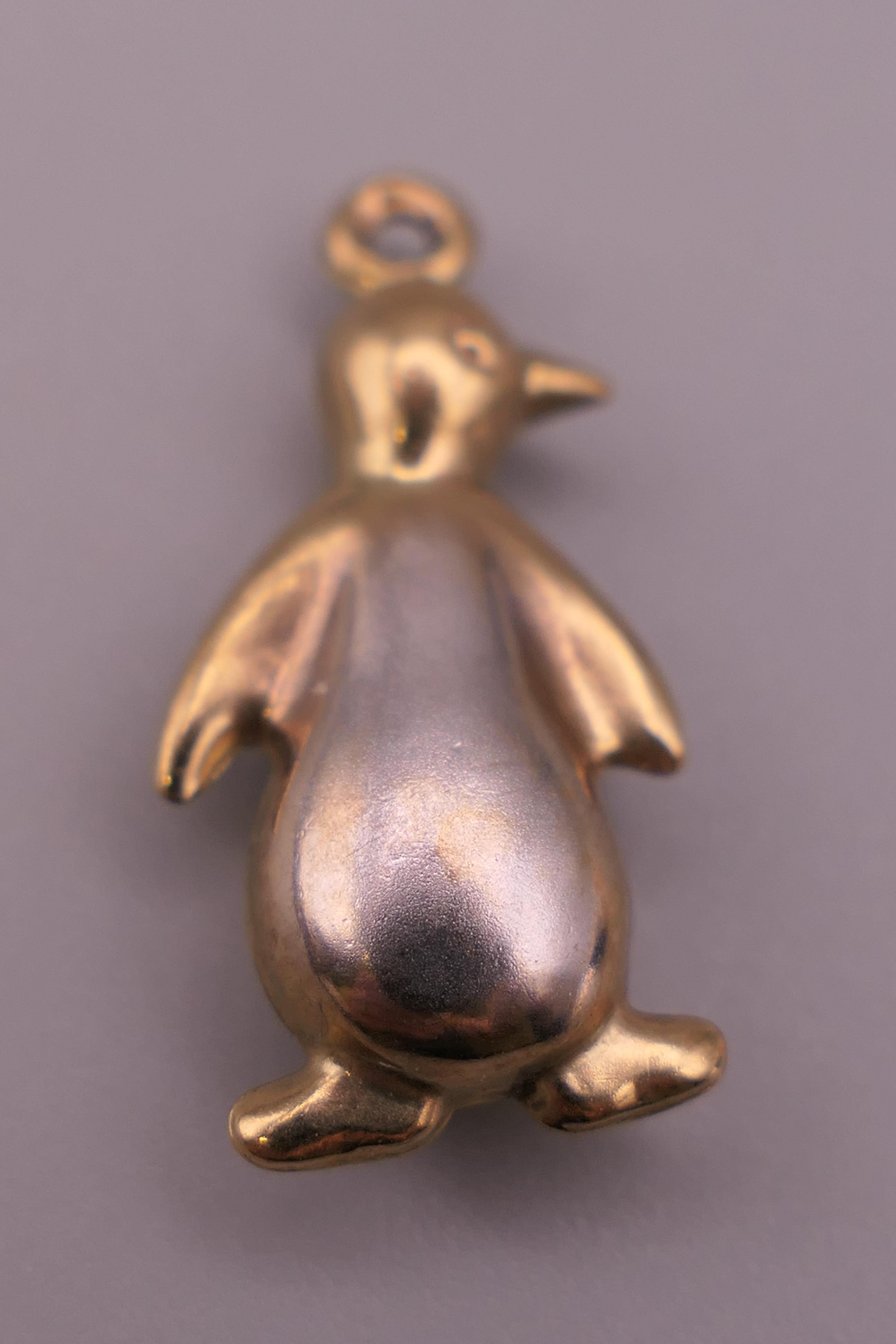Five 9 ct gold animal charms, including an elephant, penguin and a hedgehog. The largest 3 cm long. - Image 4 of 9
