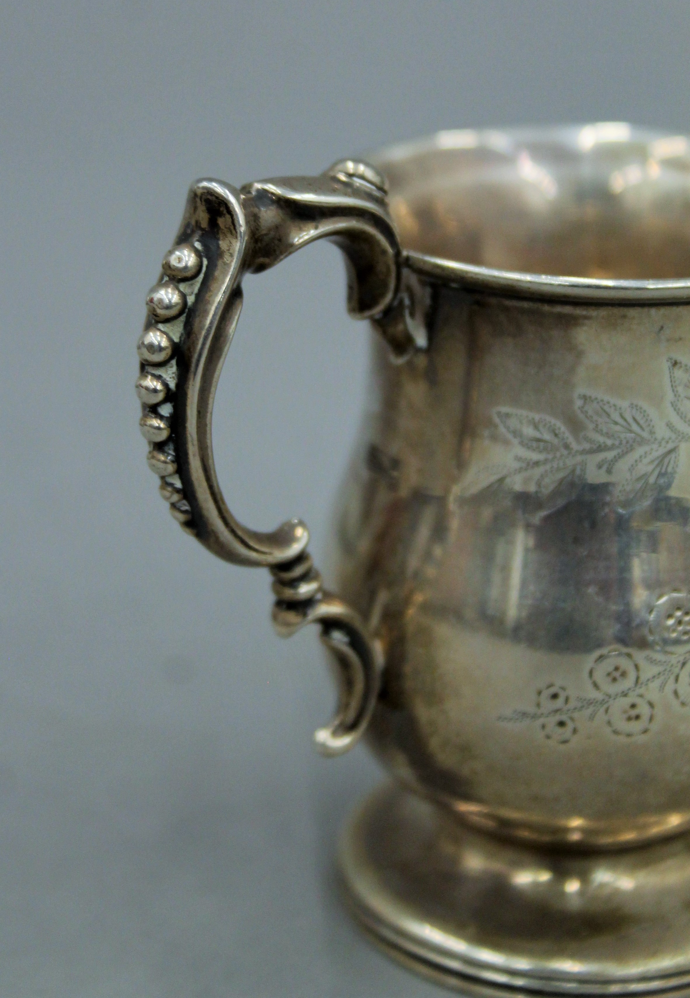 A Victorian silver Christening mug. 8.5 cm high. 81.5 grammes. - Image 3 of 4