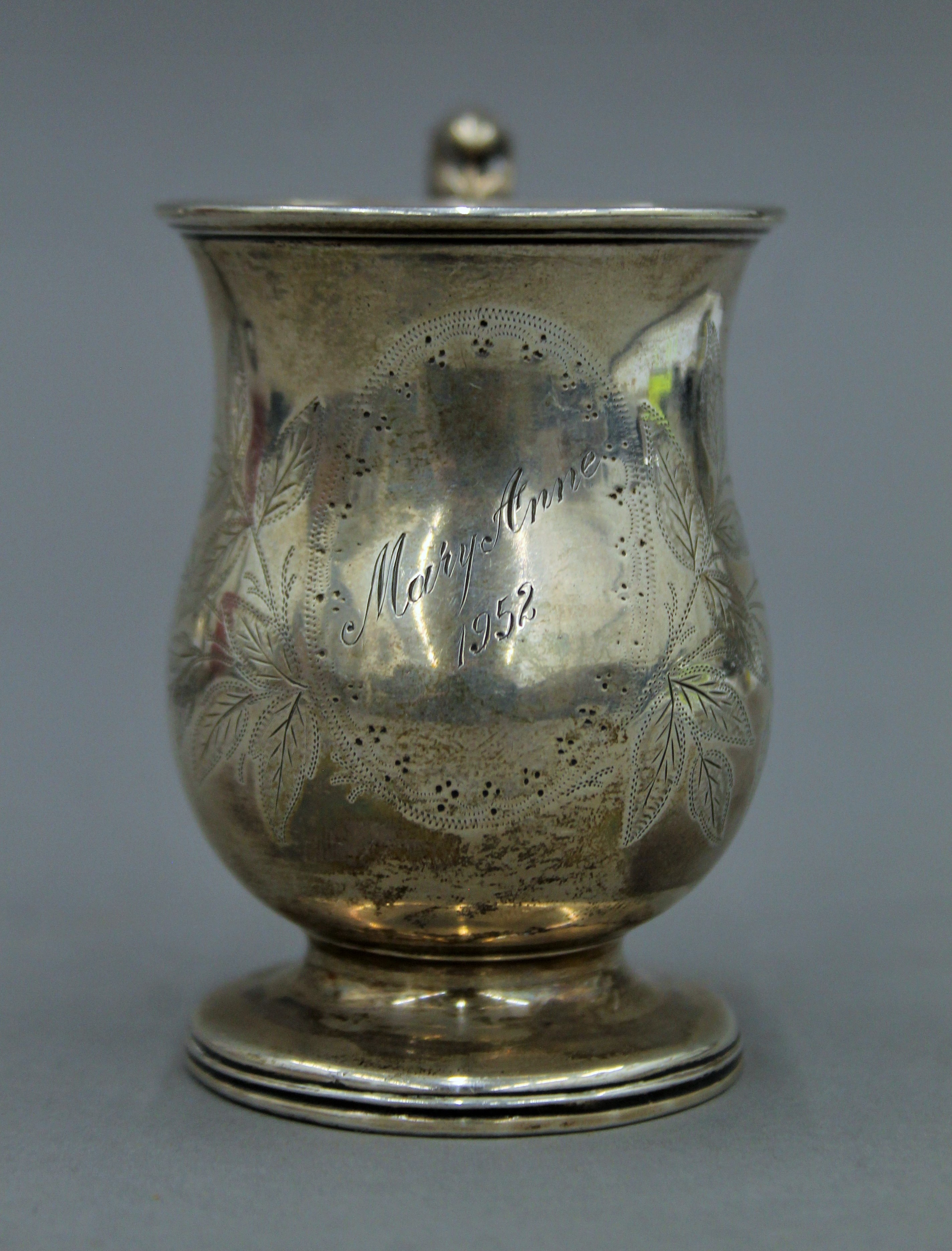 A Victorian silver Christening mug. 8.5 cm high. 81.5 grammes. - Image 2 of 4