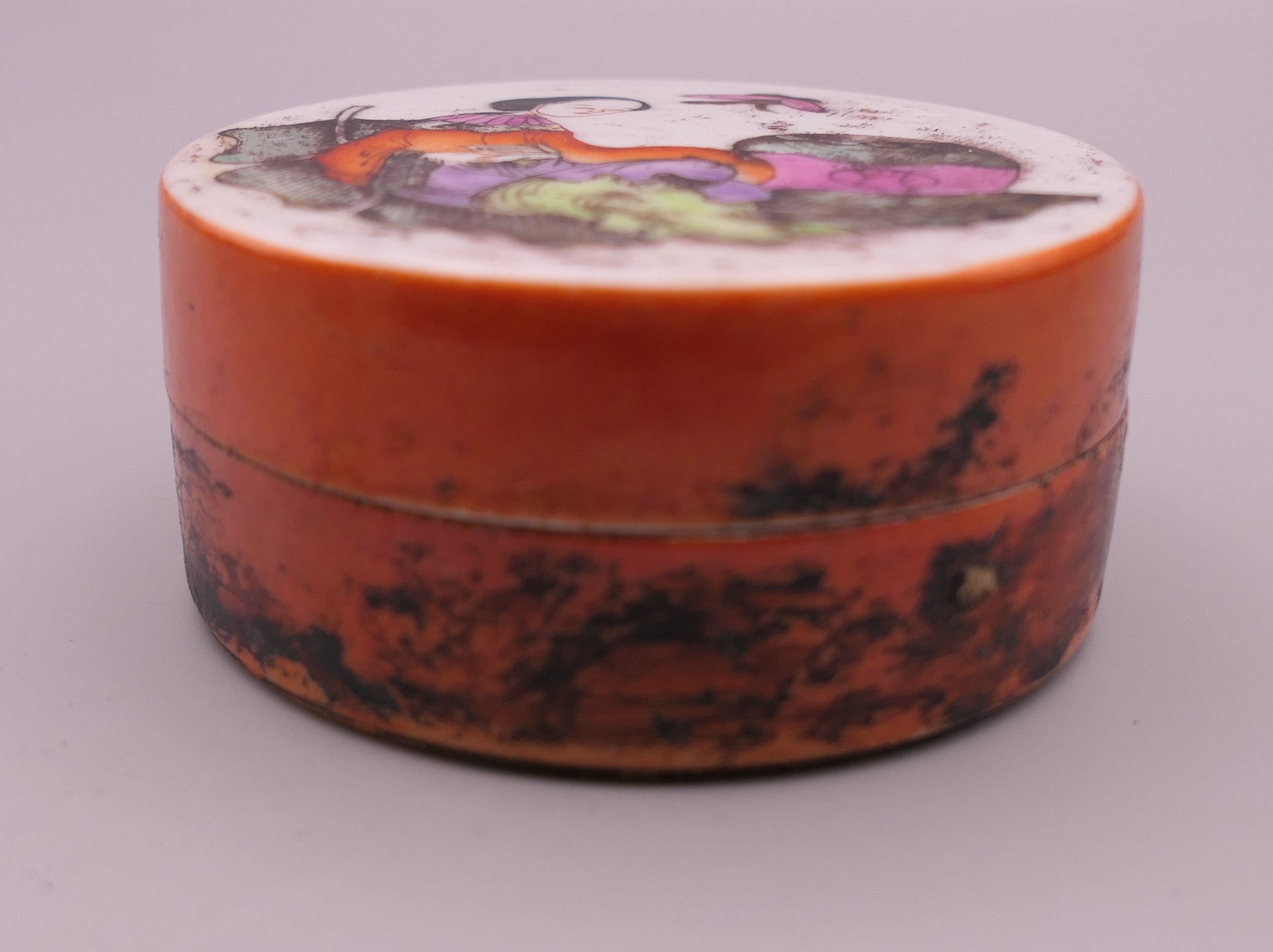 A small Chinese porcelain paste box. 6.25 cm diameter. - Image 2 of 5
