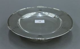 A Mappin and Webb silver tazza. 24.5 cm diameter. 11.4 troy ounces.
