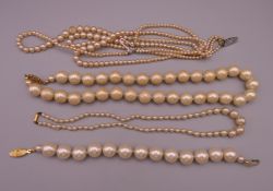 A quantity of costume jewellery.