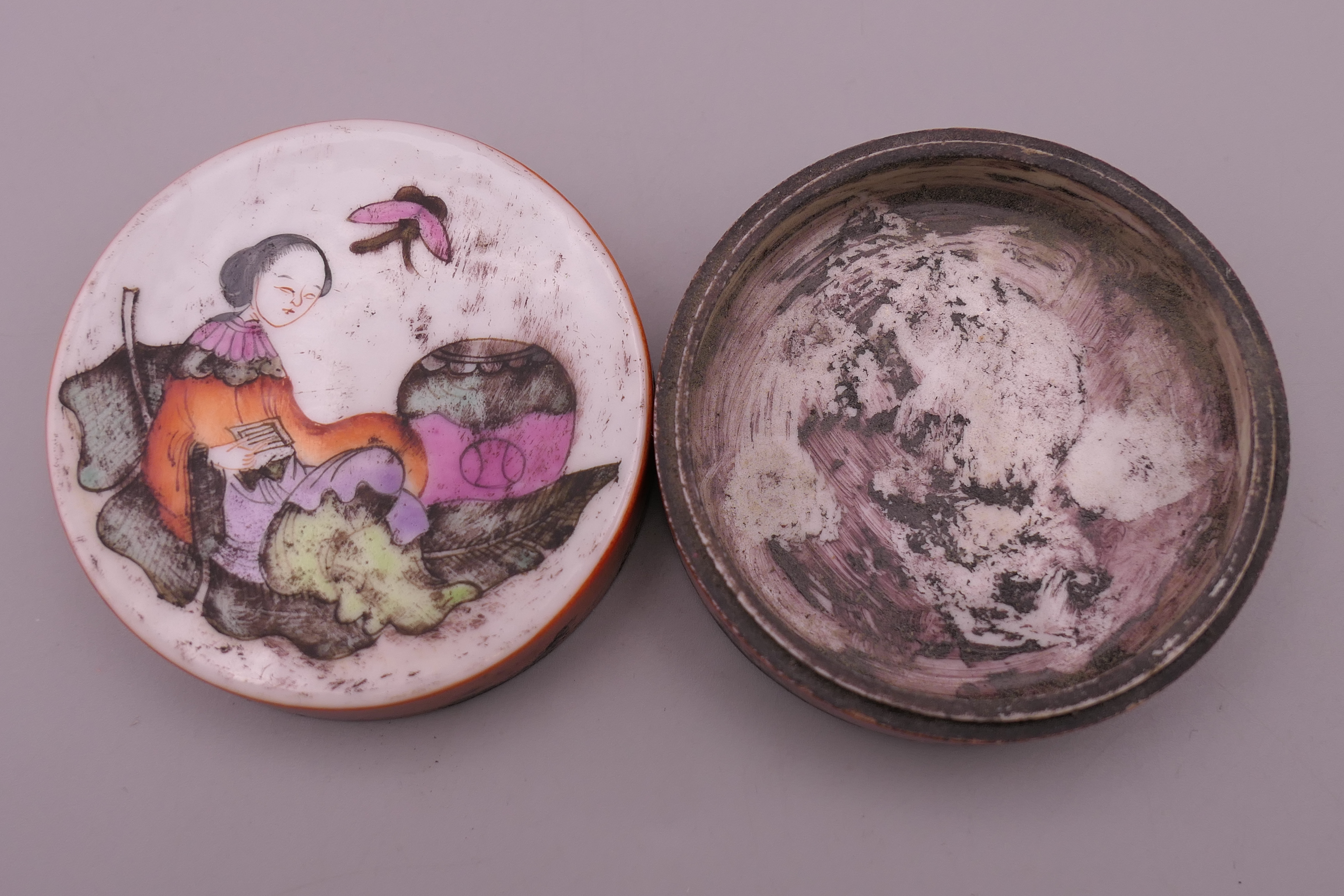 A small Chinese porcelain paste box. 6.25 cm diameter. - Image 3 of 5