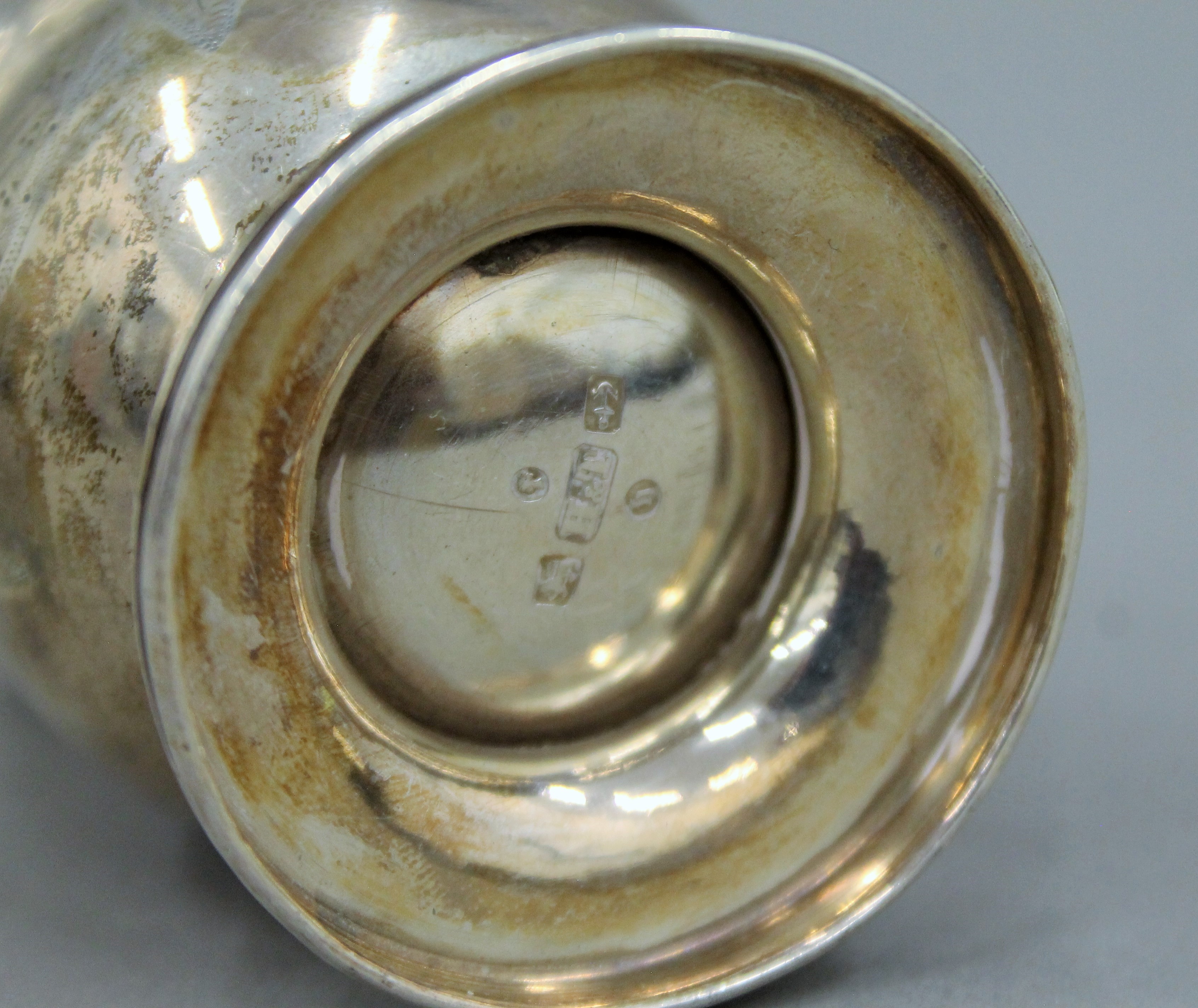 A Victorian silver Christening mug. 8.5 cm high. 81.5 grammes. - Image 4 of 4