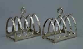 A pair of silver toast racks. 7.5 cm long. 111.7 grammes.
