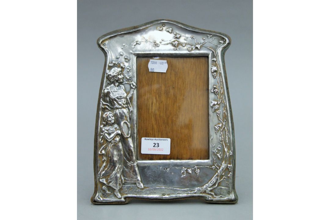 An Art Nouveau silver plated photograph frame, - Image 2 of 3