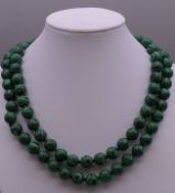 A malachite bead necklace. 86 cm long.