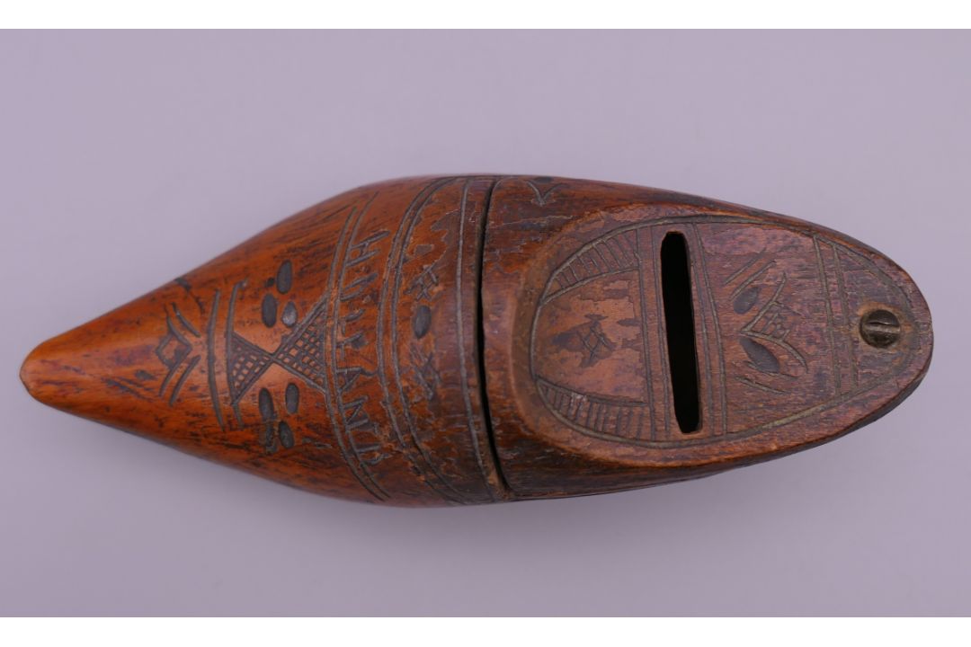 A Dutch treen box formed as a clog. 13 cm long. - Image 4 of 11