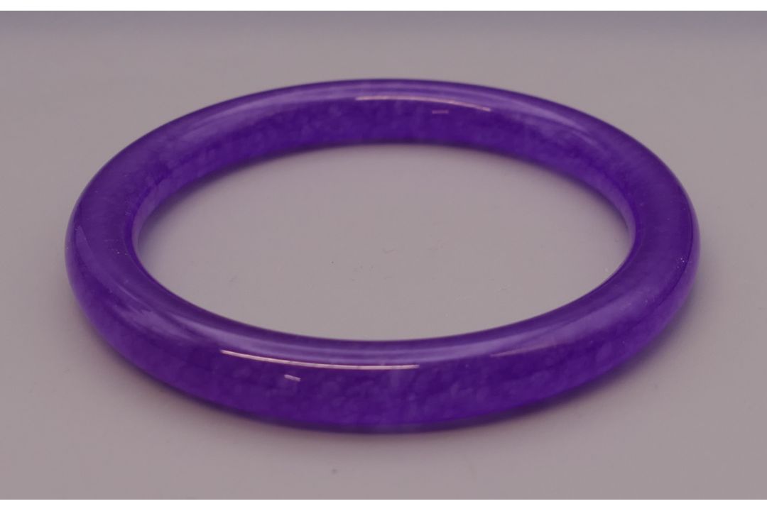 A lavender jade bangle. 6 cm inner diameter. - Image 1 of 3
