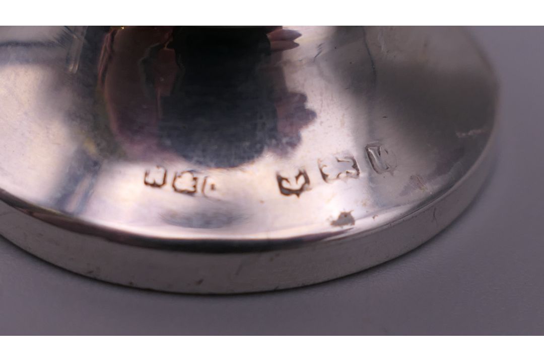 A three-piece silver cruet set. The pepper 5.5 cm high. 41.7 grammes of weighable silver. - Image 5 of 24