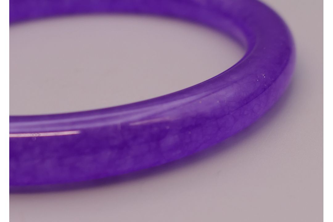 A lavender jade bangle. 6 cm inner diameter. - Image 3 of 3