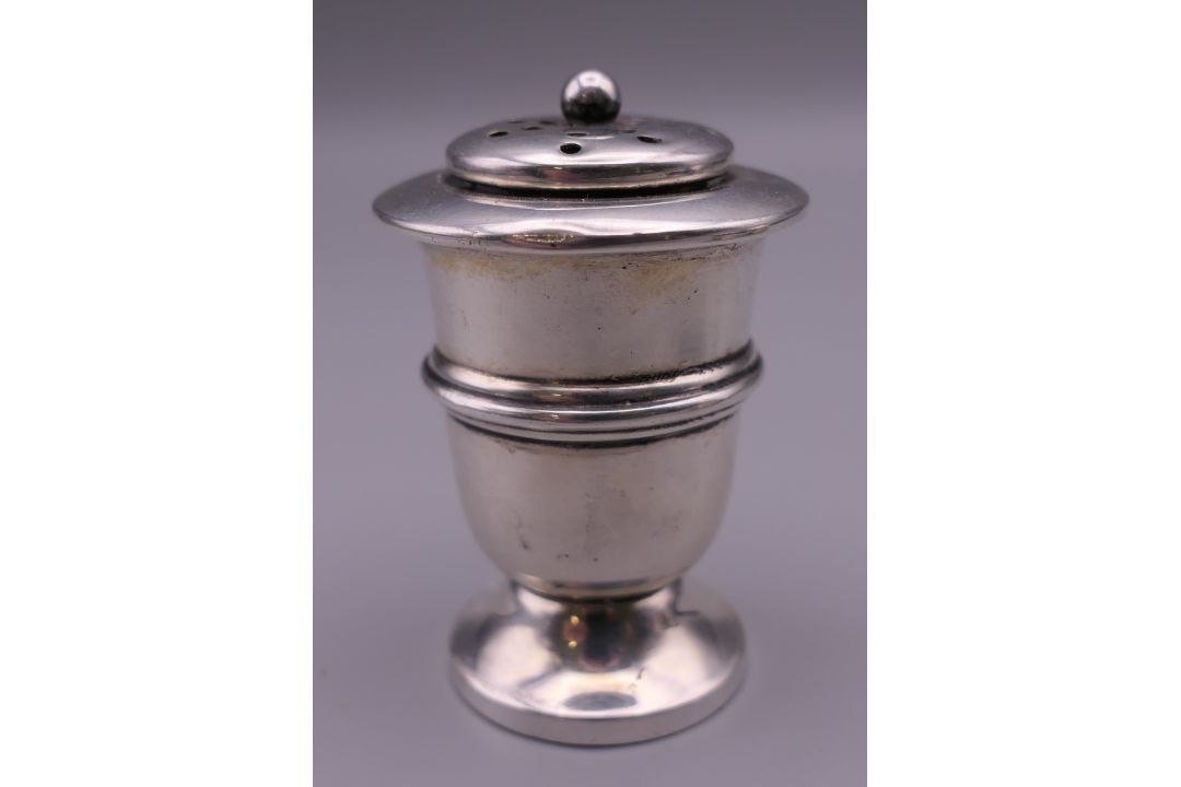 A three-piece silver cruet set. The pepper 5.5 cm high. 41.7 grammes of weighable silver. - Image 3 of 24