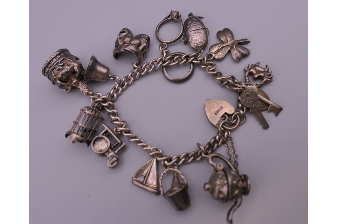 A silver charm bracelet. 39.9 grammes. - Image 2 of 5