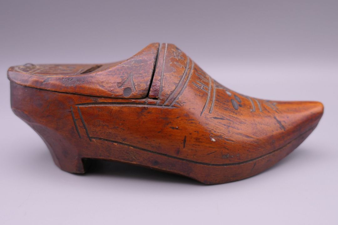 A Dutch treen box formed as a clog. 13 cm long. - Image 9 of 11