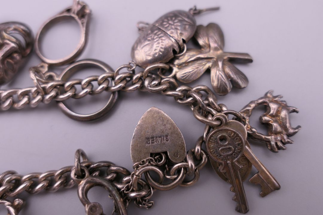 A silver charm bracelet. 39.9 grammes. - Image 5 of 5