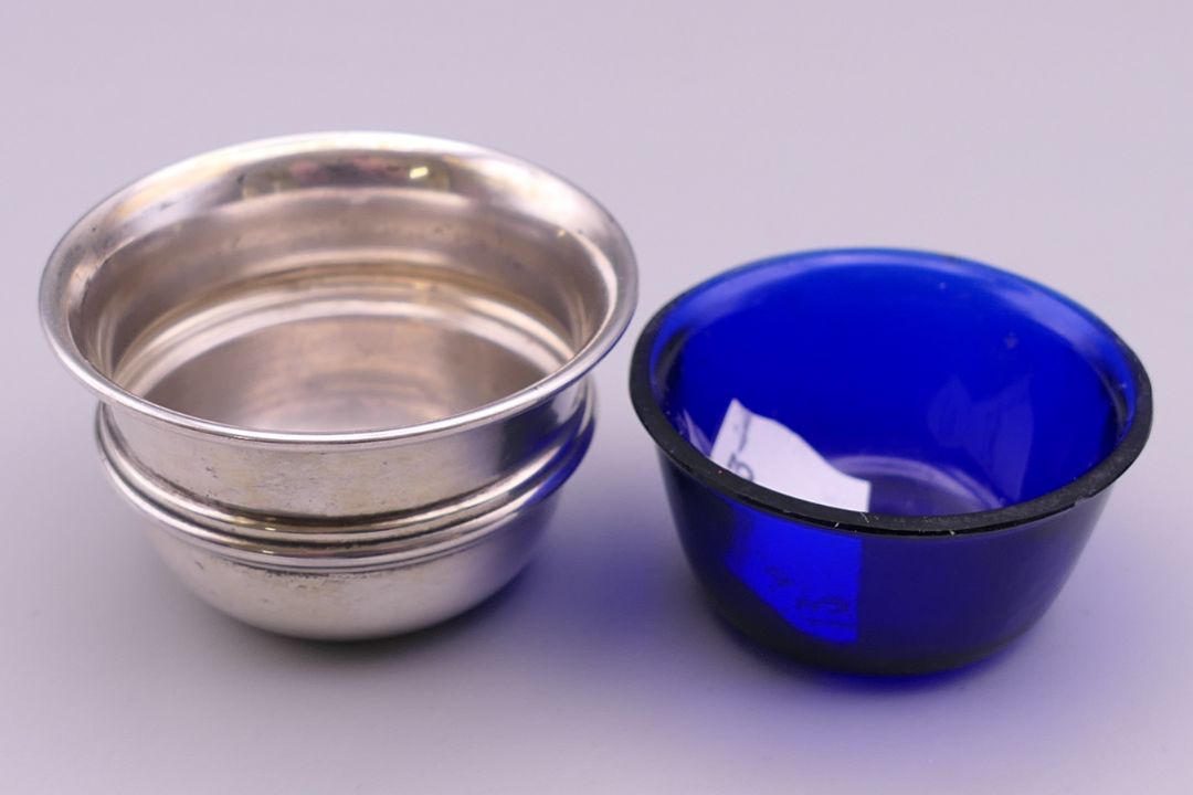 A three-piece silver cruet set. The pepper 5.5 cm high. 41.7 grammes of weighable silver. - Image 9 of 24