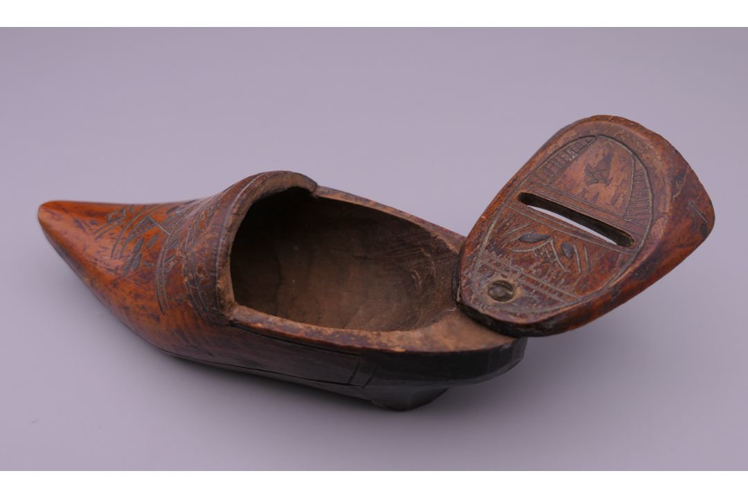 A Dutch treen box formed as a clog. 13 cm long. - Image 5 of 11