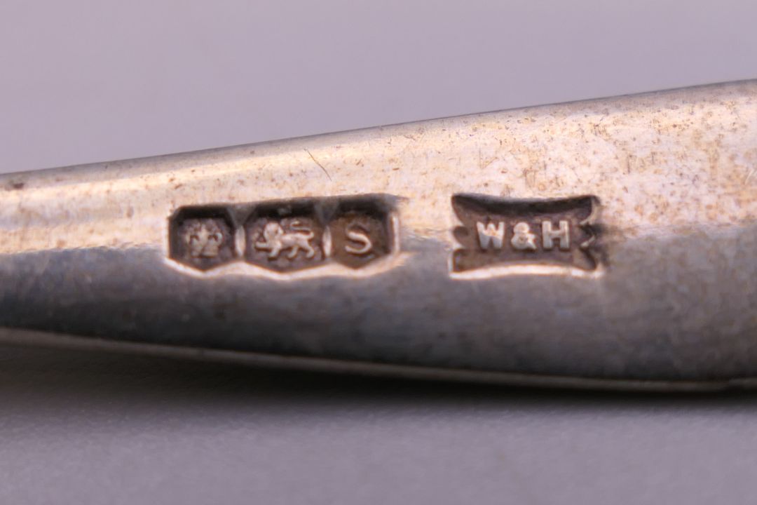 A three-piece silver cruet set. The pepper 5.5 cm high. 41.7 grammes of weighable silver. - Image 19 of 24