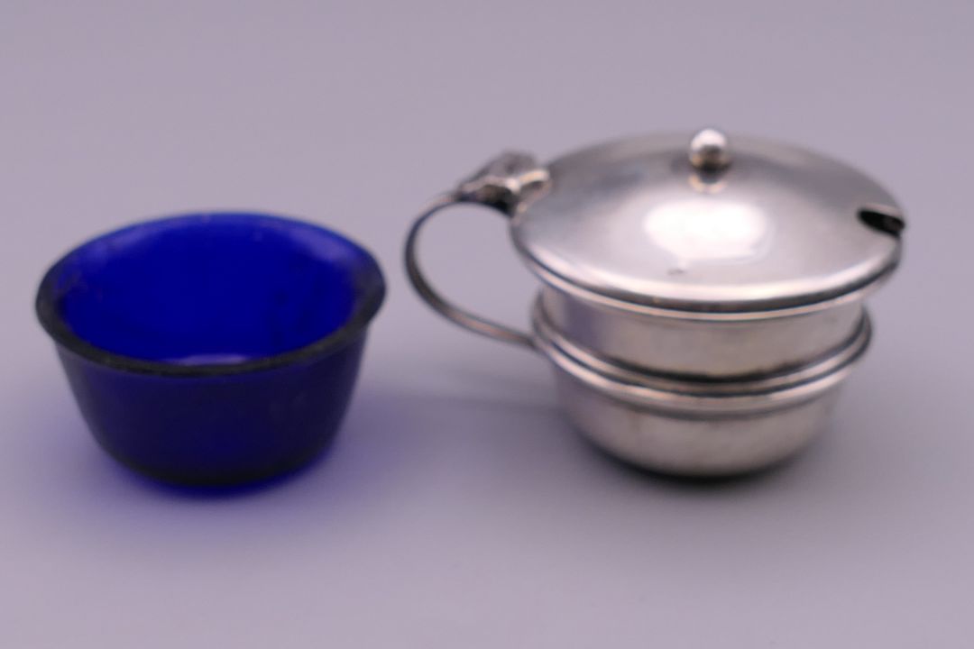 A three-piece silver cruet set. The pepper 5.5 cm high. 41.7 grammes of weighable silver. - Image 21 of 24