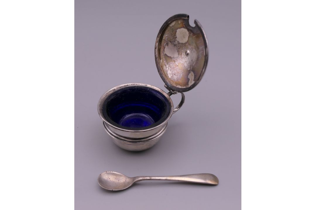 A three-piece silver cruet set. The pepper 5.5 cm high. 41.7 grammes of weighable silver. - Image 18 of 24