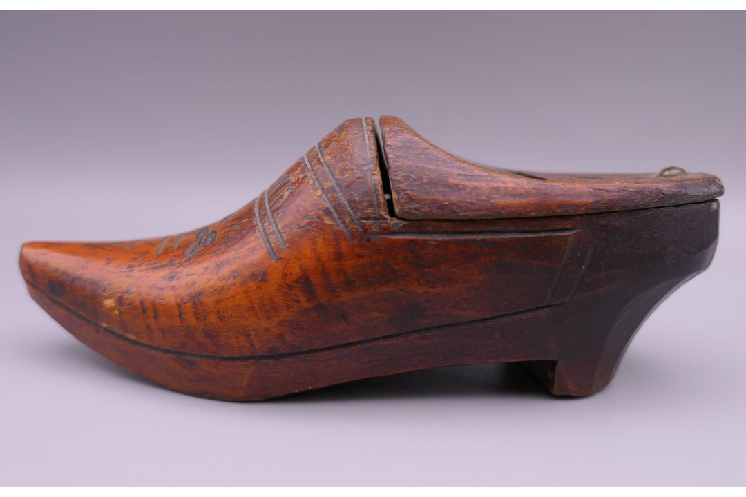 A Dutch treen box formed as a clog. 13 cm long. - Image 8 of 11