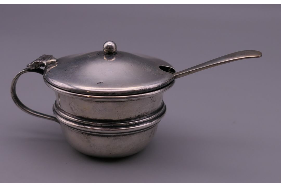 A three-piece silver cruet set. The pepper 5.5 cm high. 41.7 grammes of weighable silver. - Image 16 of 24