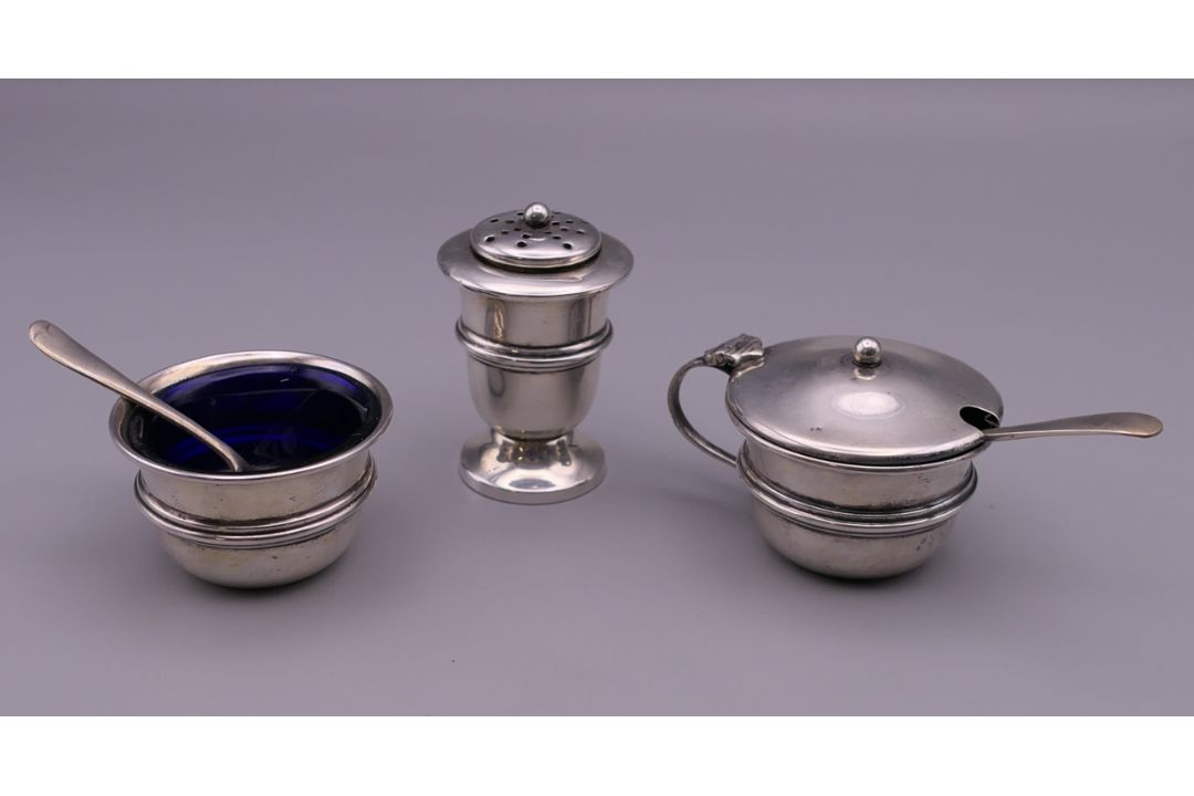 A three-piece silver cruet set. The pepper 5.5 cm high. 41.7 grammes of weighable silver. - Image 1 of 24