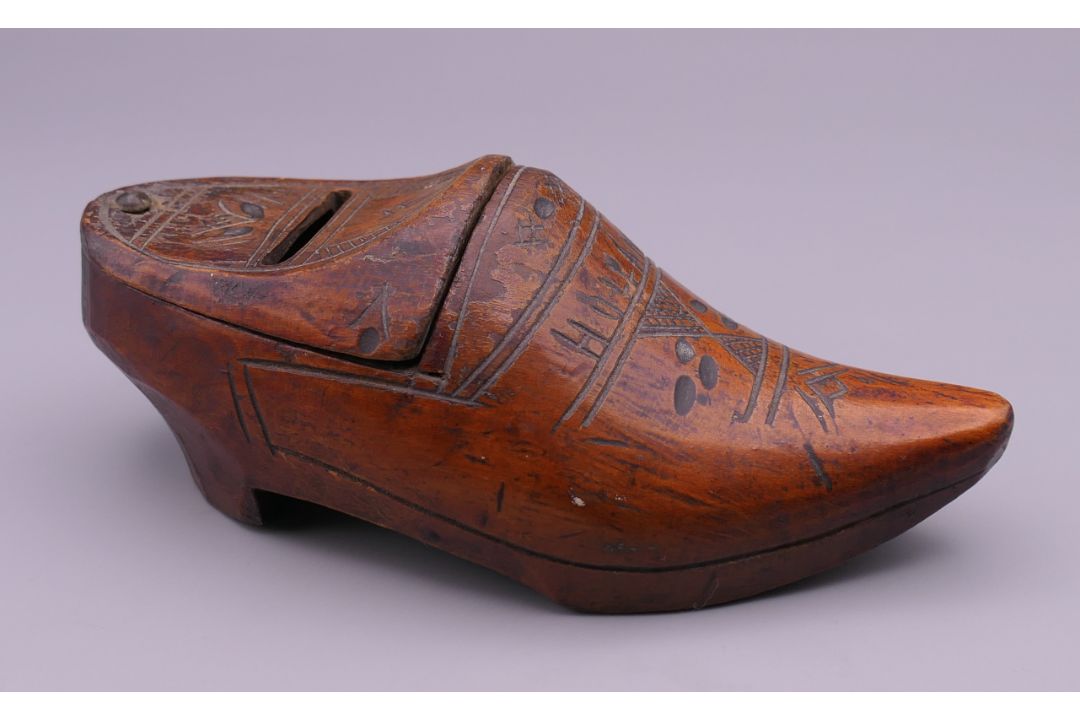 A Dutch treen box formed as a clog. 13 cm long. - Image 3 of 11