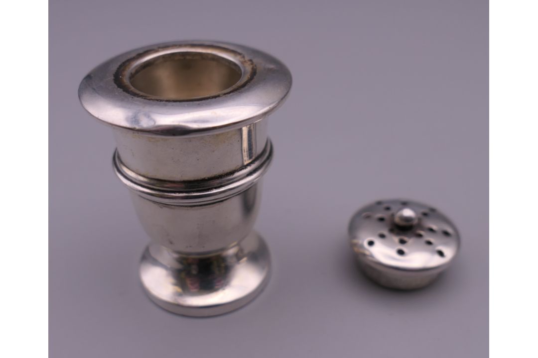 A three-piece silver cruet set. The pepper 5.5 cm high. 41.7 grammes of weighable silver. - Image 4 of 24