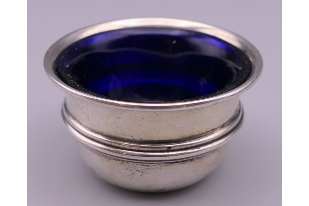 A three-piece silver cruet set. The pepper 5.5 cm high. 41.7 grammes of weighable silver. - Image 6 of 24