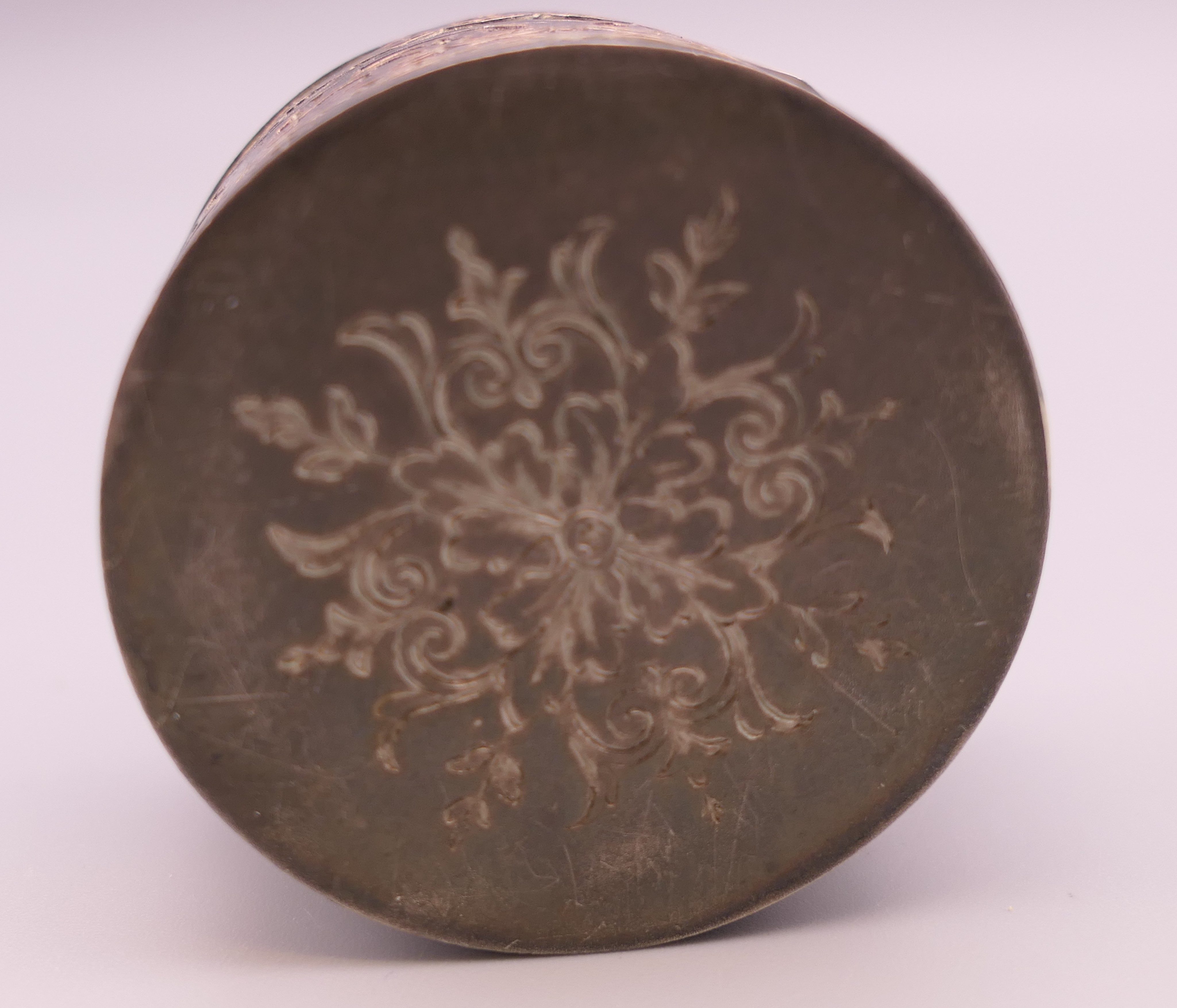 A Continental silver round pill box. 4.25 cm diameter. - Image 4 of 6