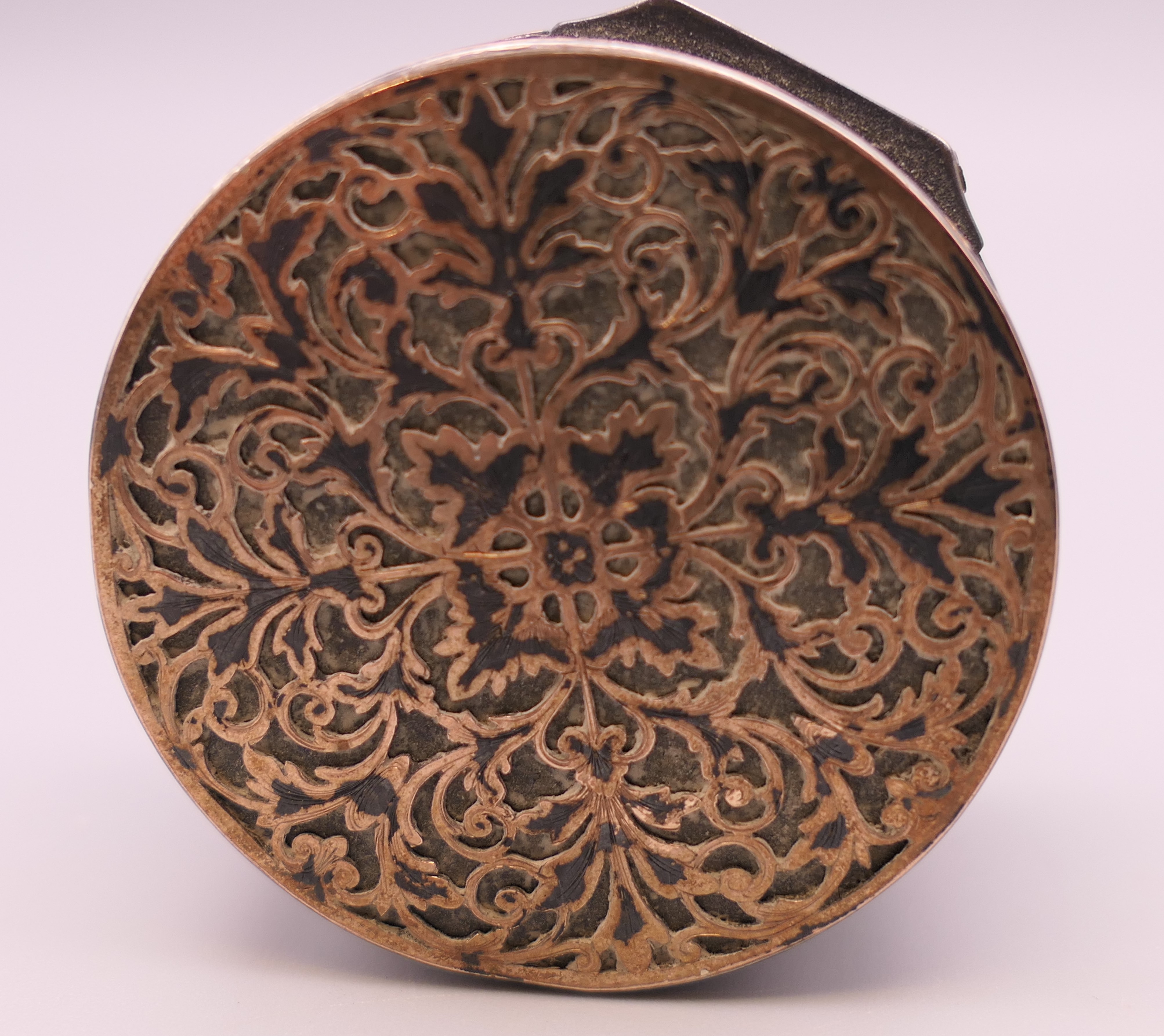 A Continental silver round pill box. 4.25 cm diameter. - Image 5 of 6