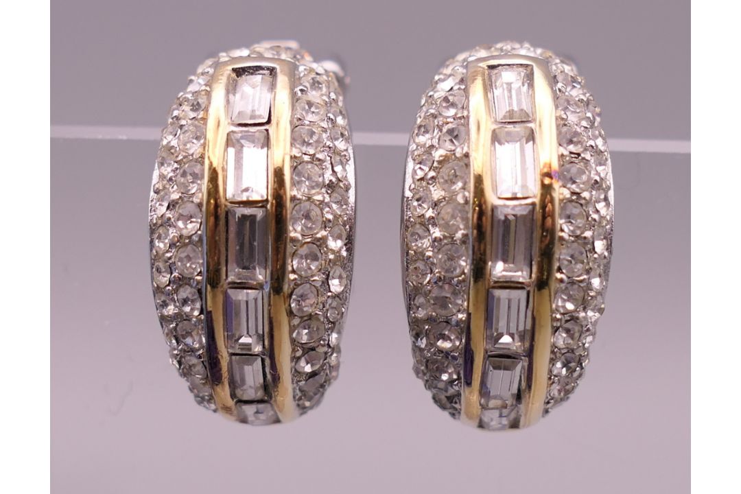 A quantity of costume jewellery. - Image 3 of 12