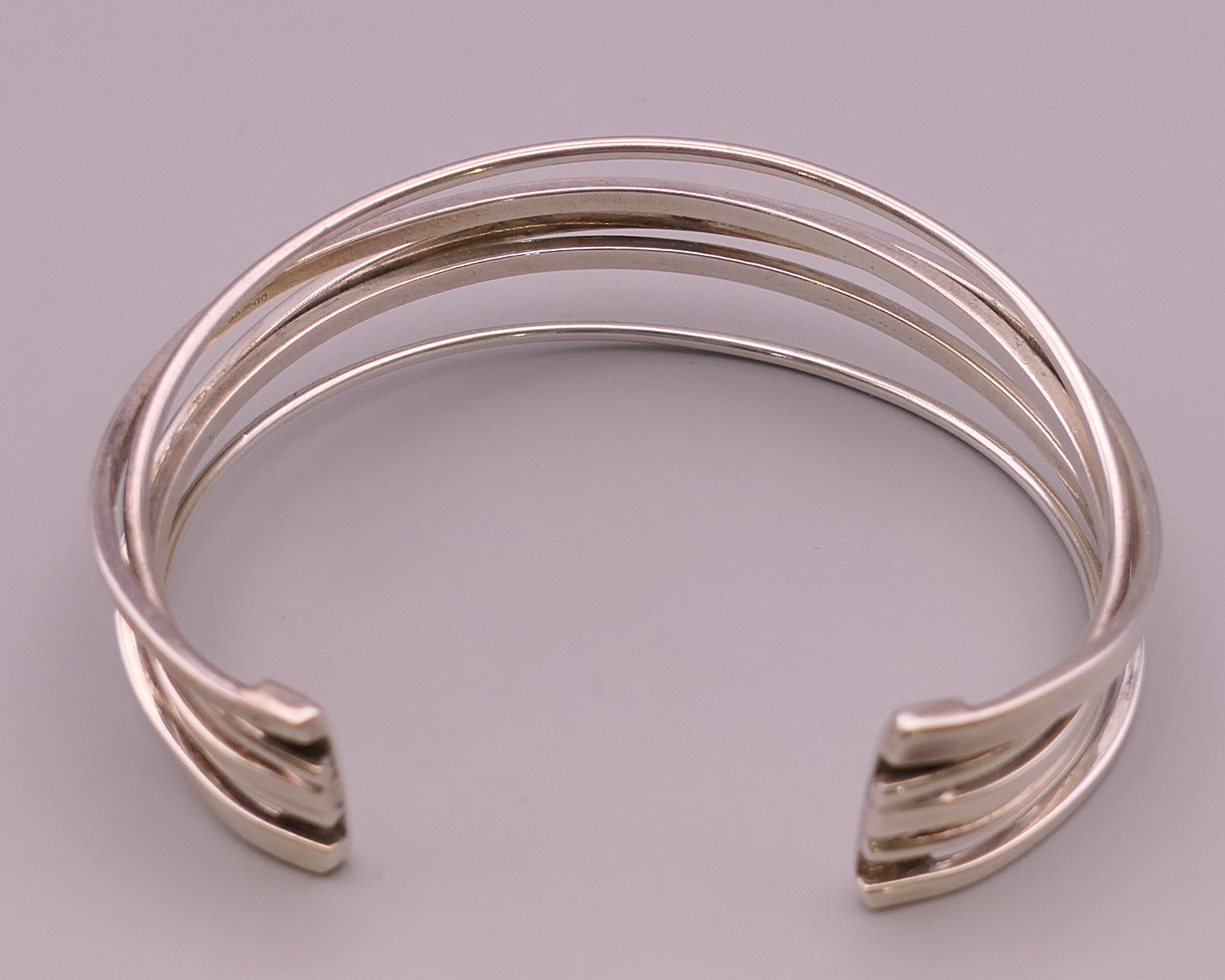 A silver bracelet. 7 cm wide. 27.8 grammes. - Image 2 of 5