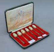 A set of six silver teaspoons. 82.5 grammes.