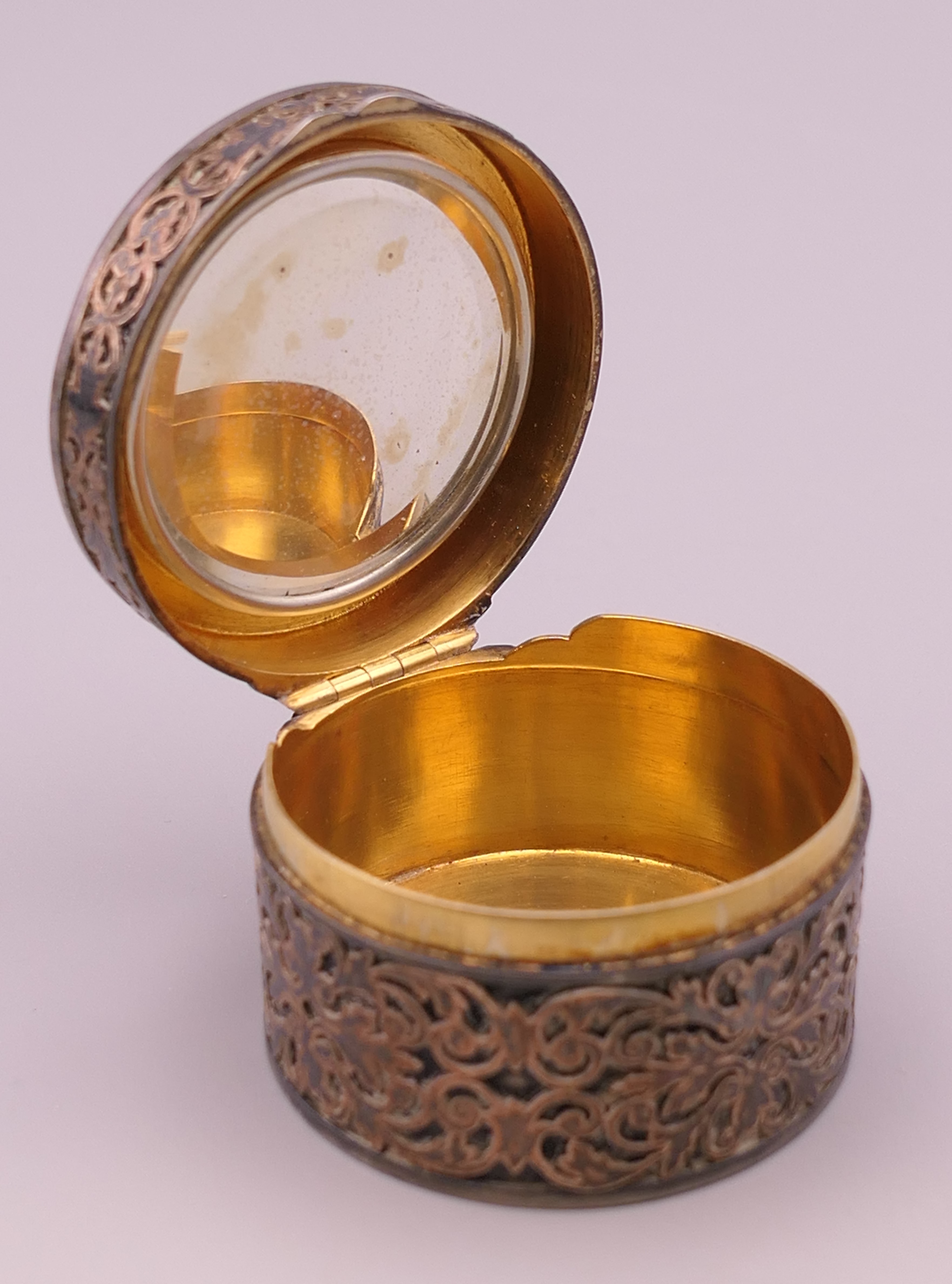 A Continental silver round pill box. 4.25 cm diameter. - Image 3 of 6