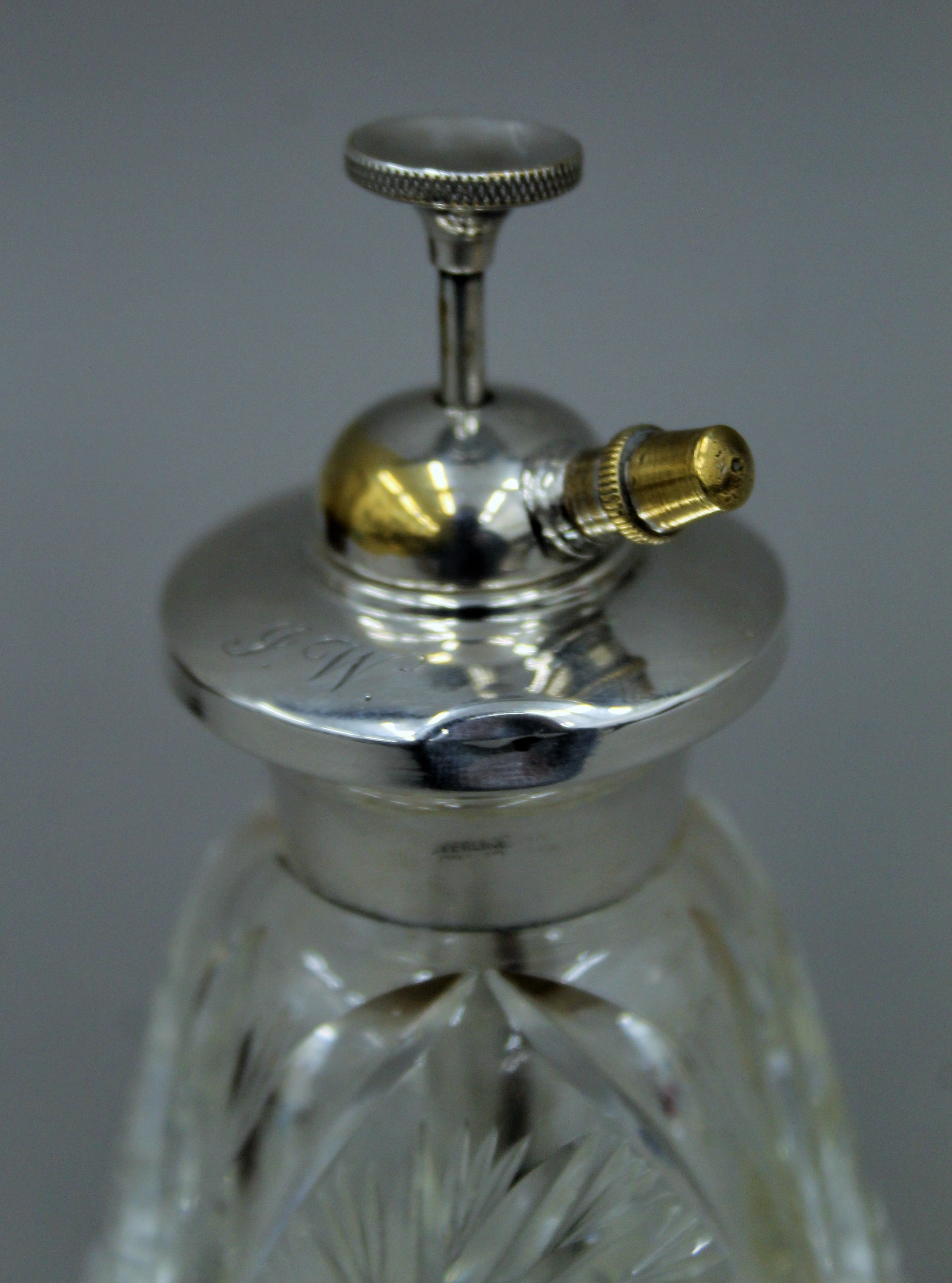 A silver topped cut glass atomiser. 15 cm high. - Image 3 of 5