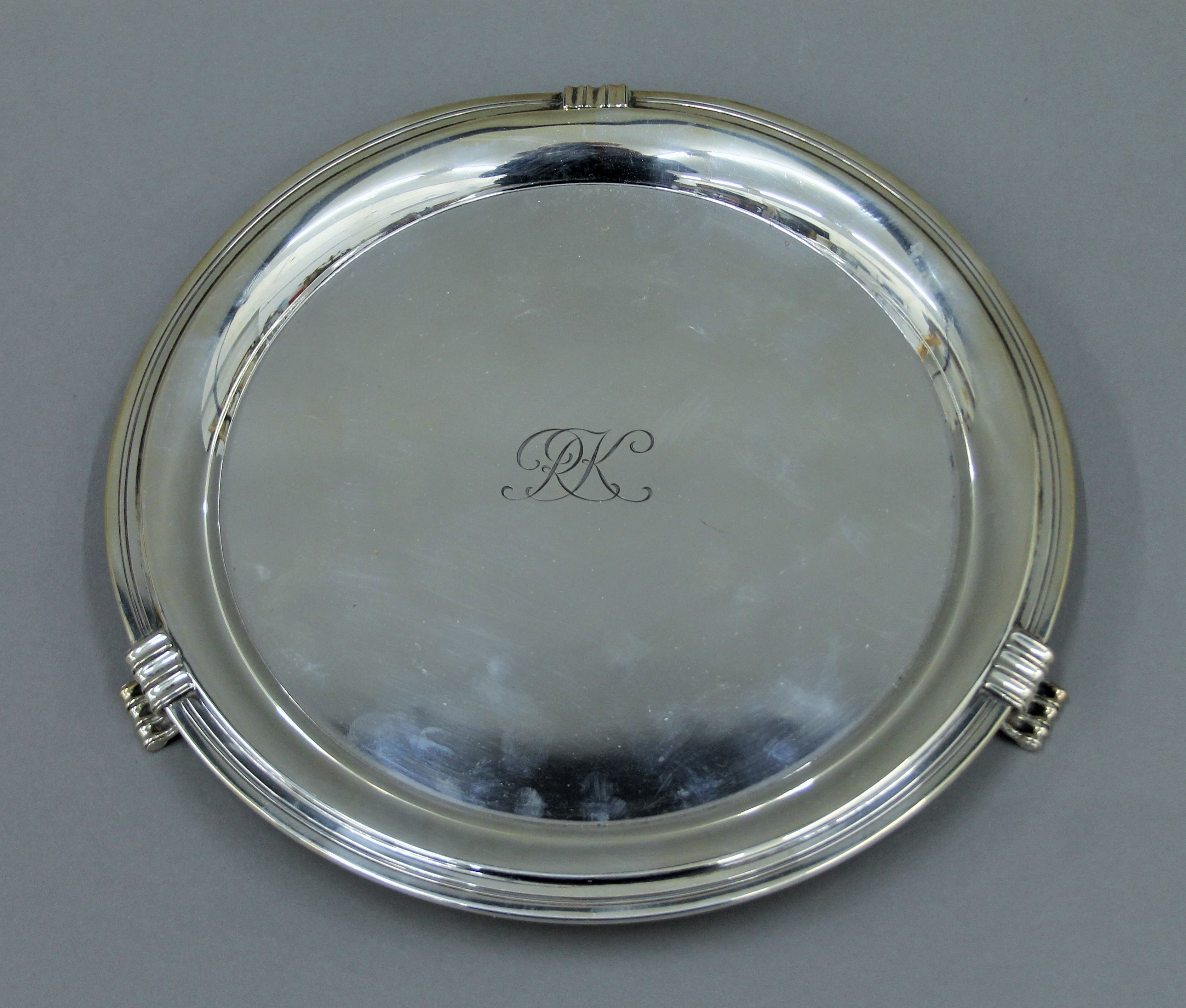 A silver salver. 25 cm diameter. 347.8 grammes. - Image 2 of 5
