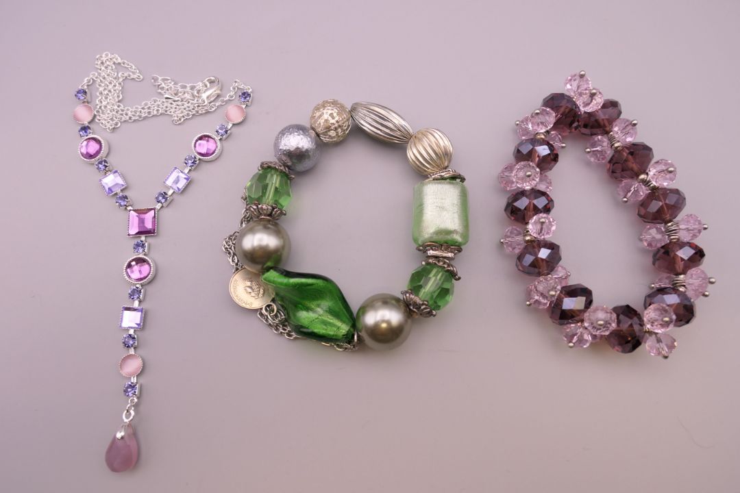 A quantity of costume jewellery. - Image 2 of 12