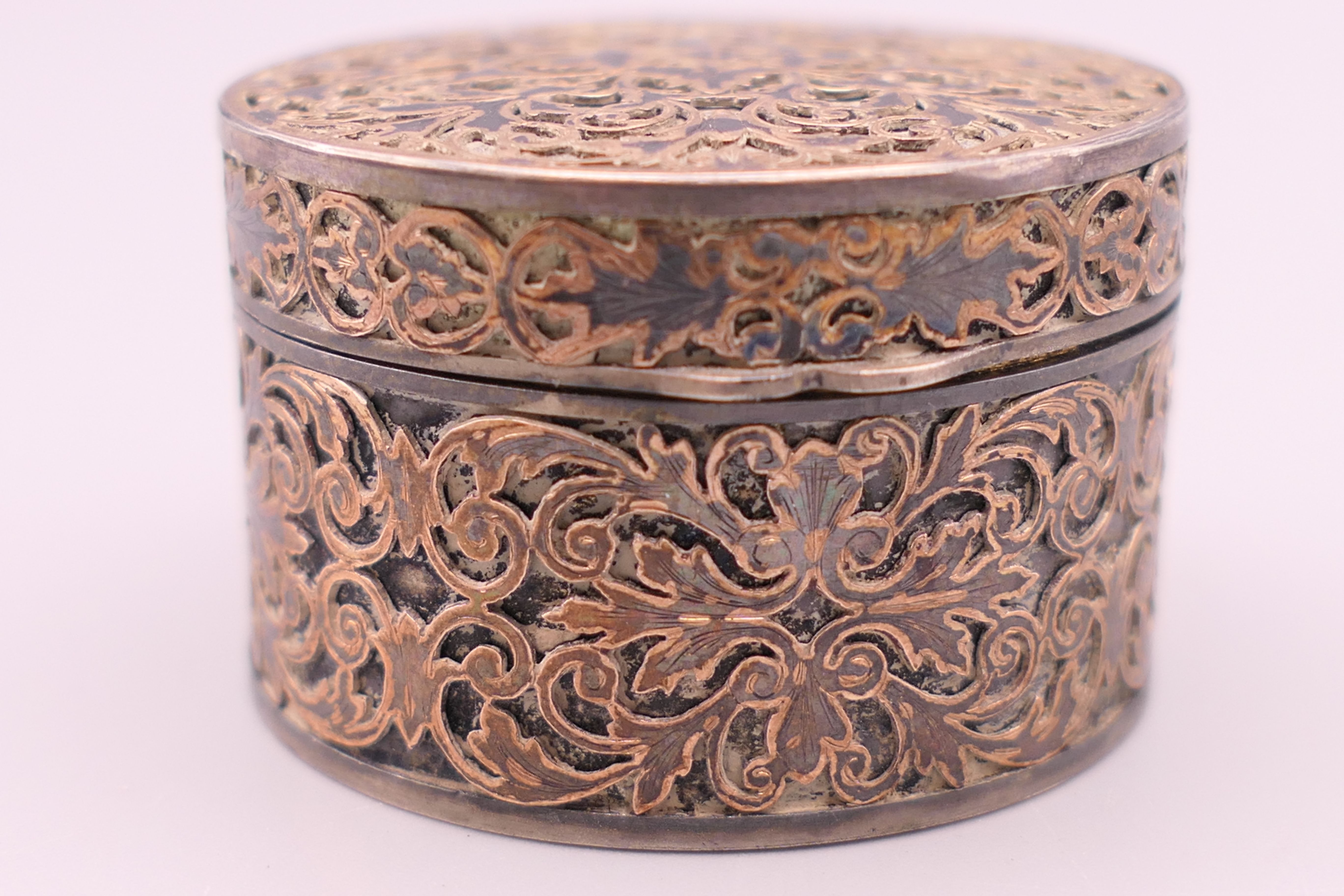 A Continental silver round pill box. 4.25 cm diameter. - Image 2 of 6