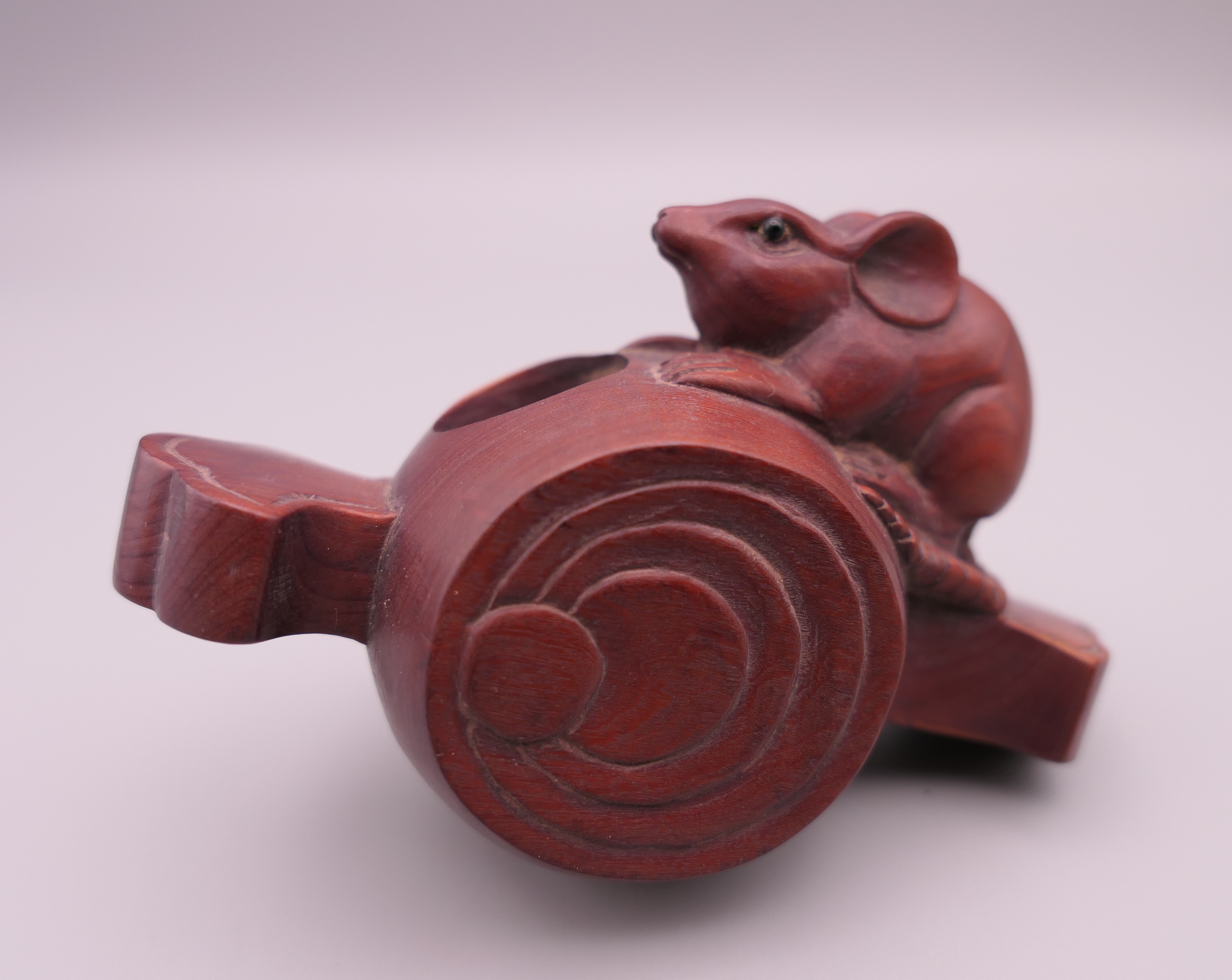 A model of a rat on a barrel. 9.5 cm long. - Image 2 of 3
