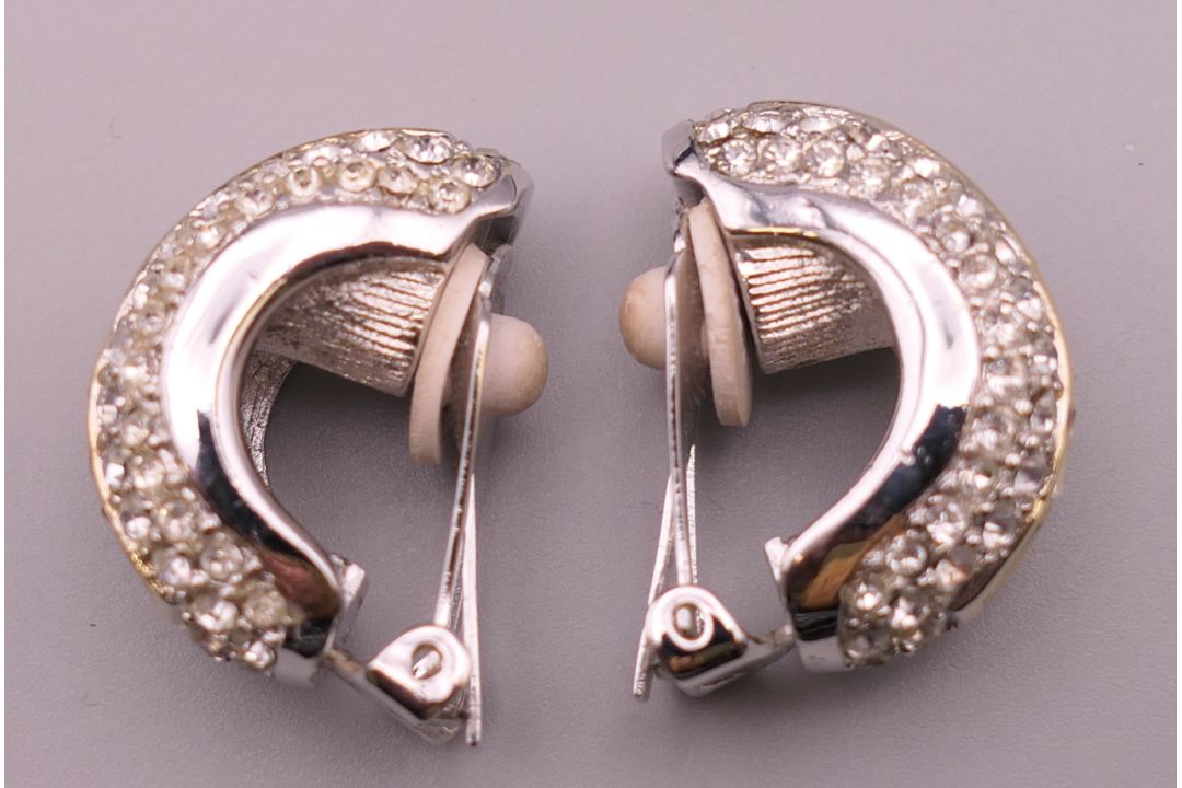A quantity of costume jewellery. - Image 5 of 12