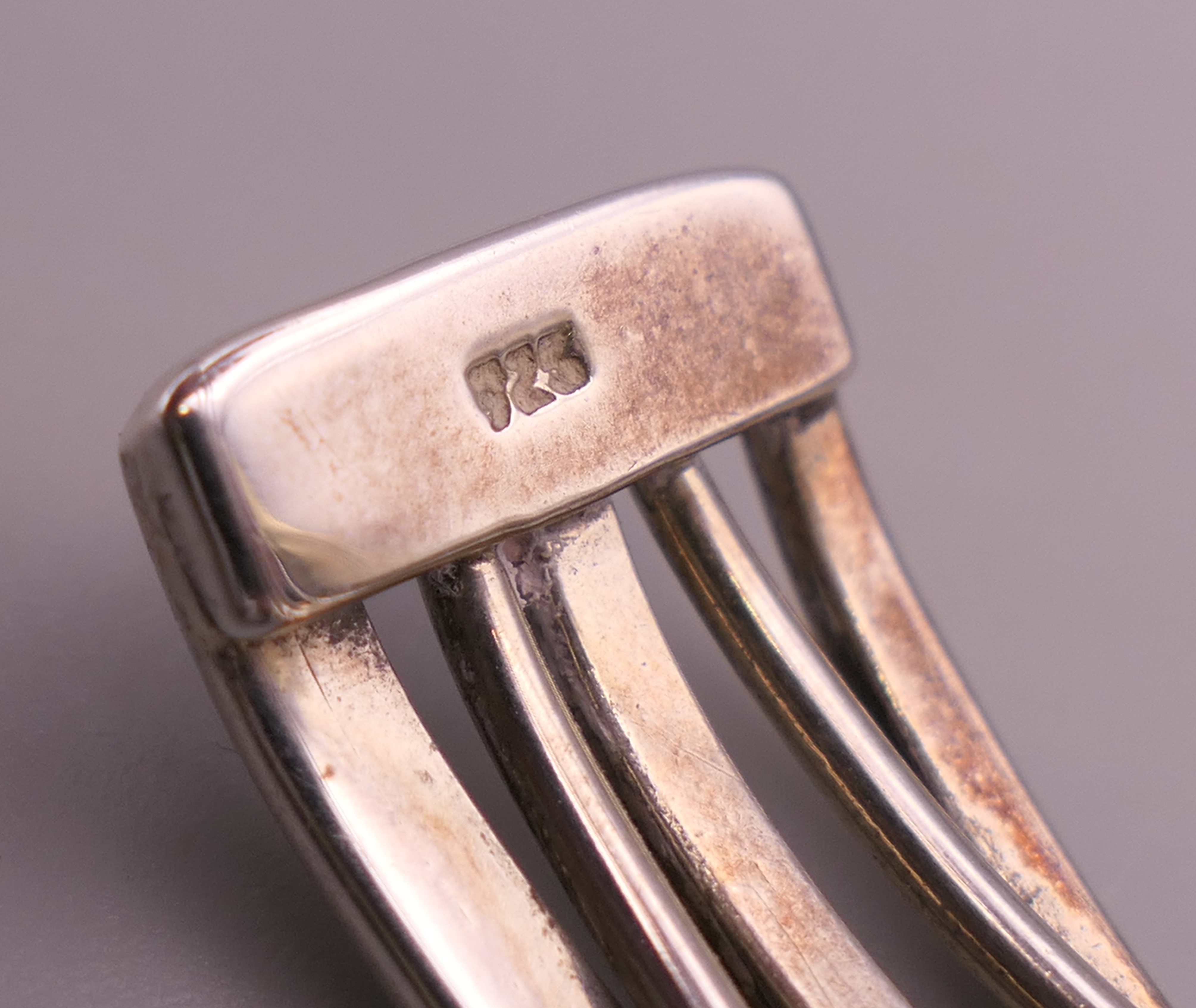 A silver bracelet. 7 cm wide. 27.8 grammes. - Image 3 of 5