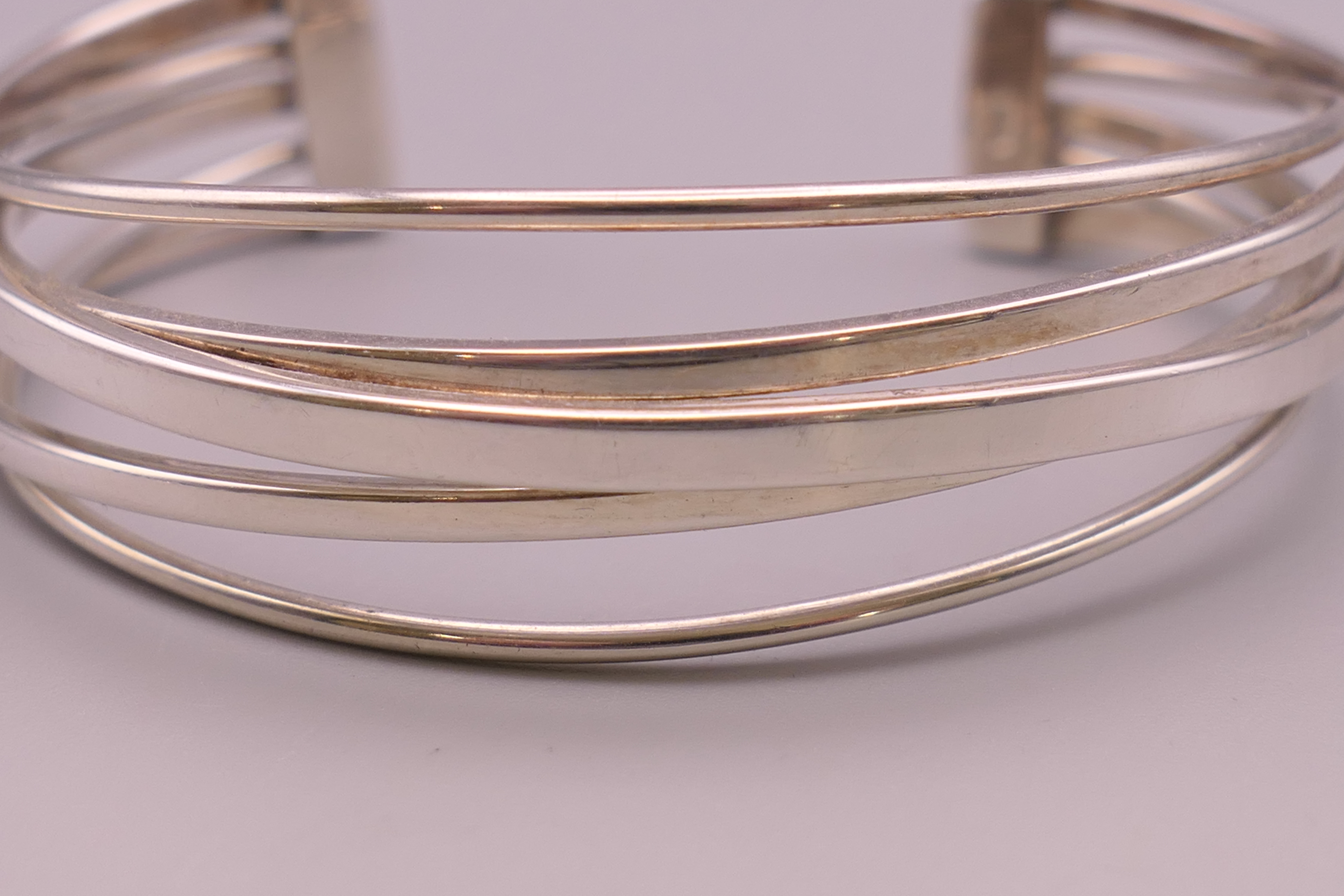 A silver bracelet. 7 cm wide. 27.8 grammes. - Image 4 of 5