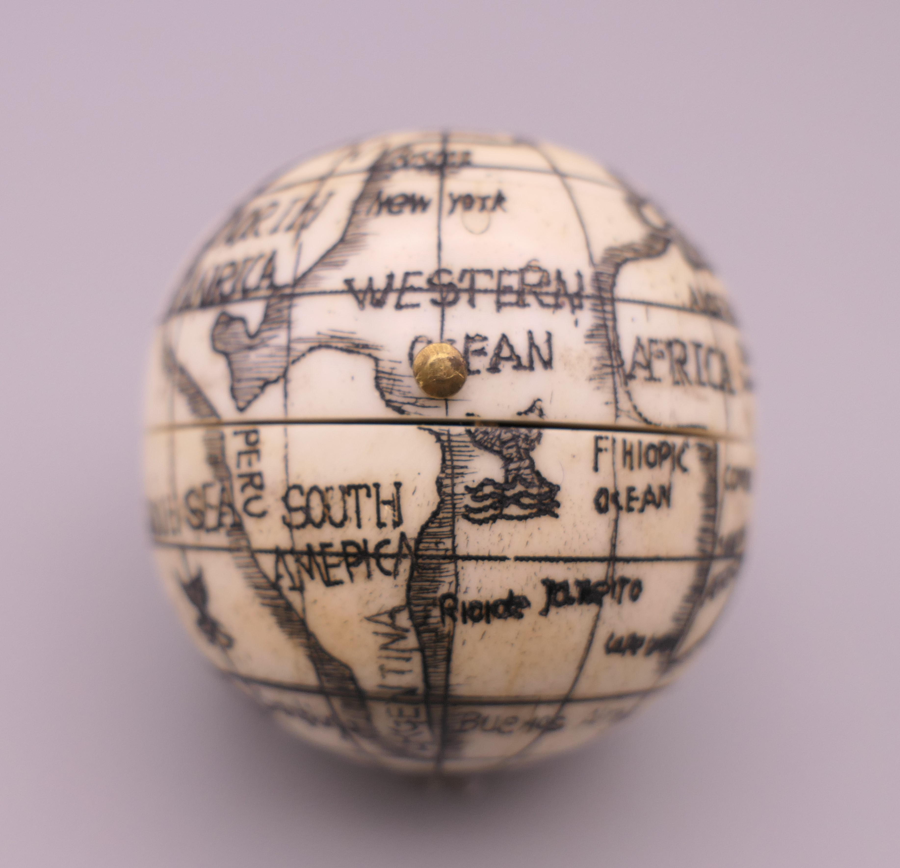 A bone globe compass. 4 cm diameter. - Image 2 of 3