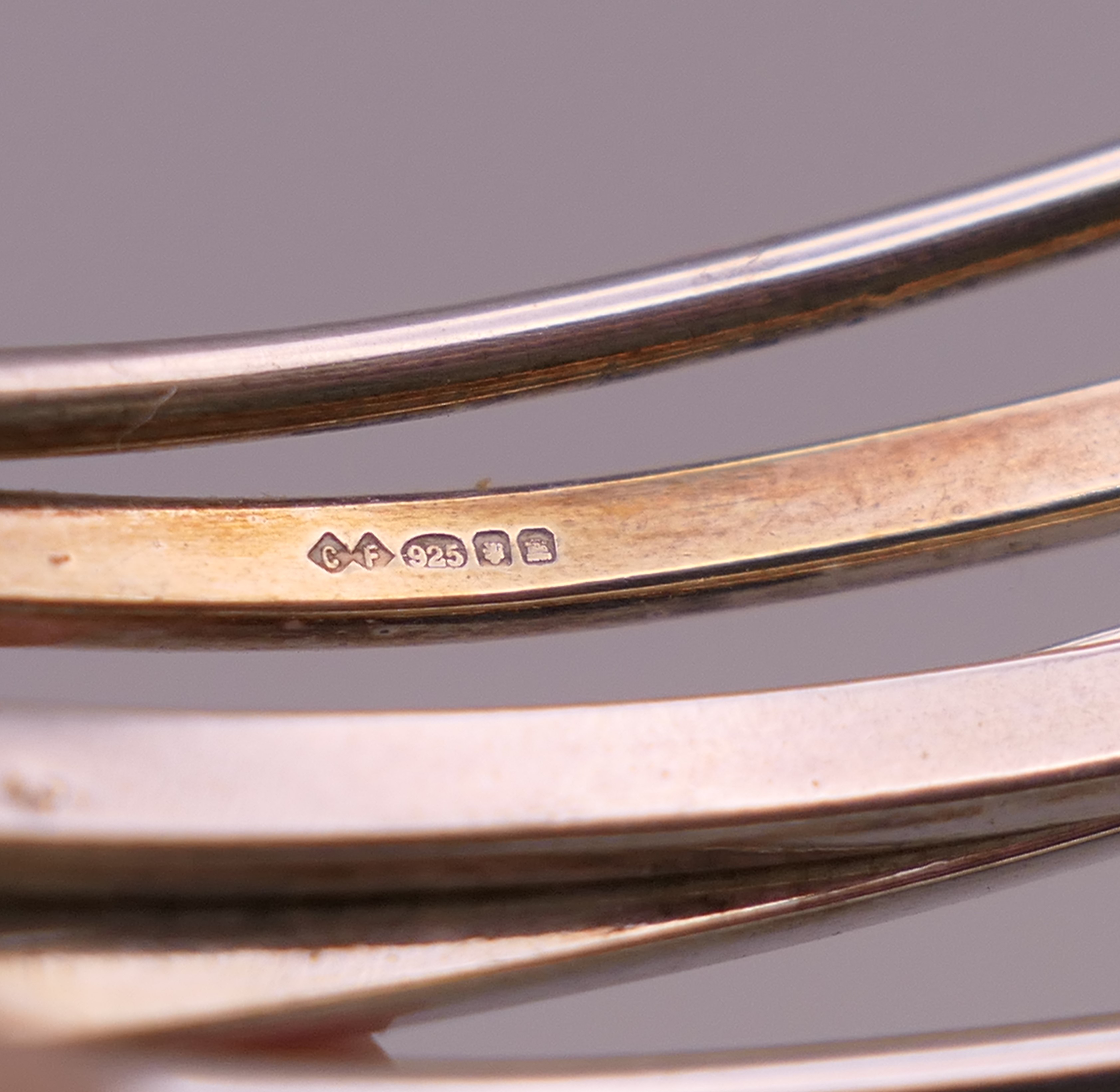 A silver bracelet. 7 cm wide. 27.8 grammes. - Image 5 of 5