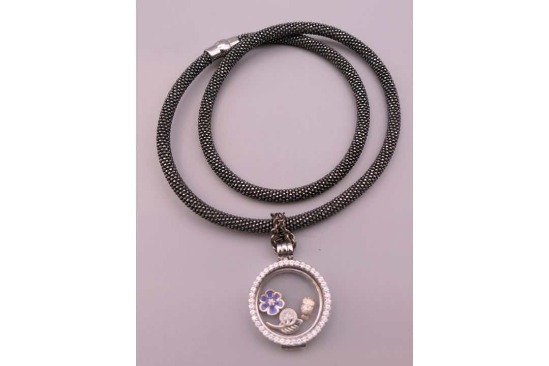 A quantity of costume jewellery. - Image 10 of 12
