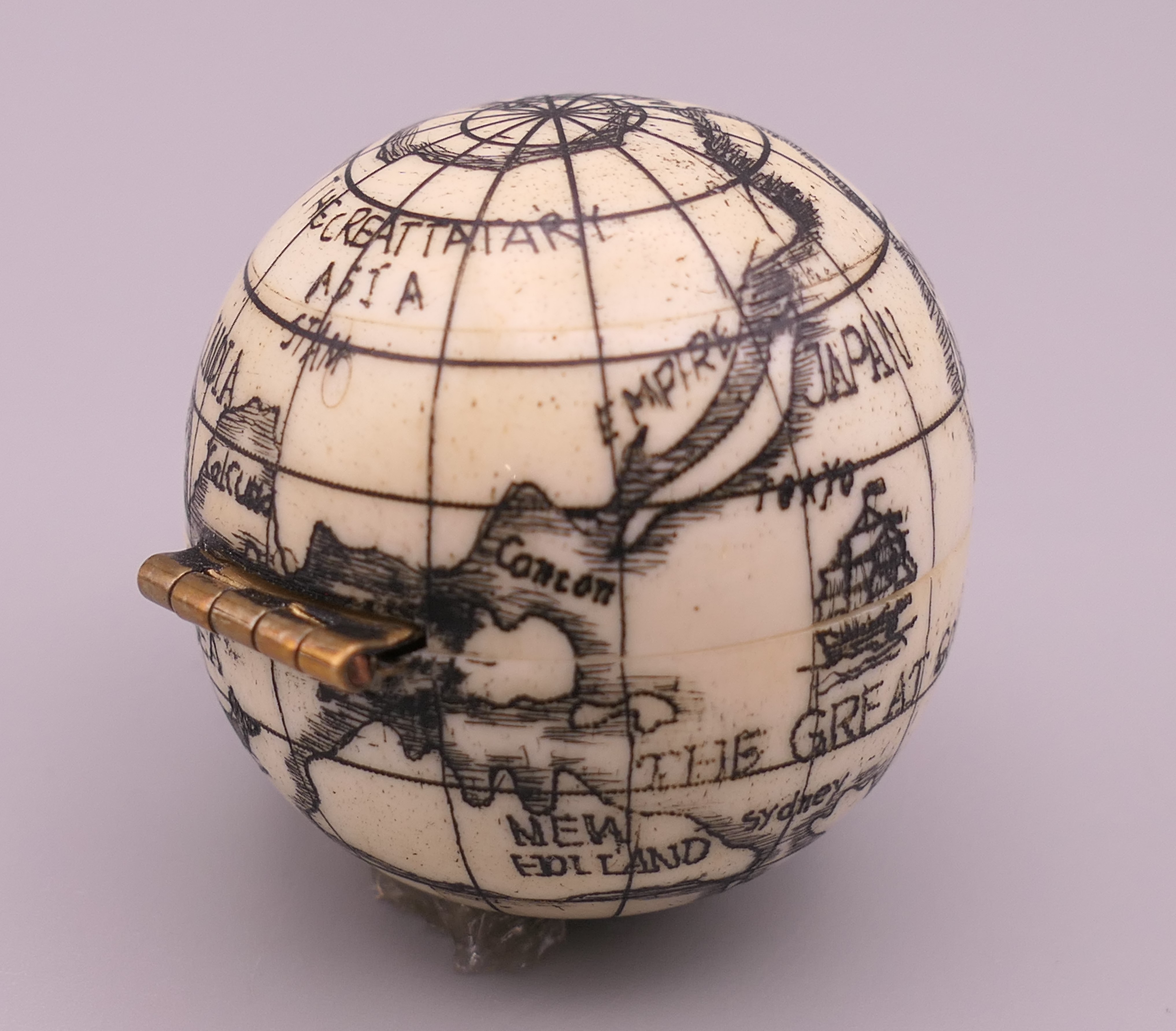 A bone globe compass. 4 cm diameter. - Image 3 of 3