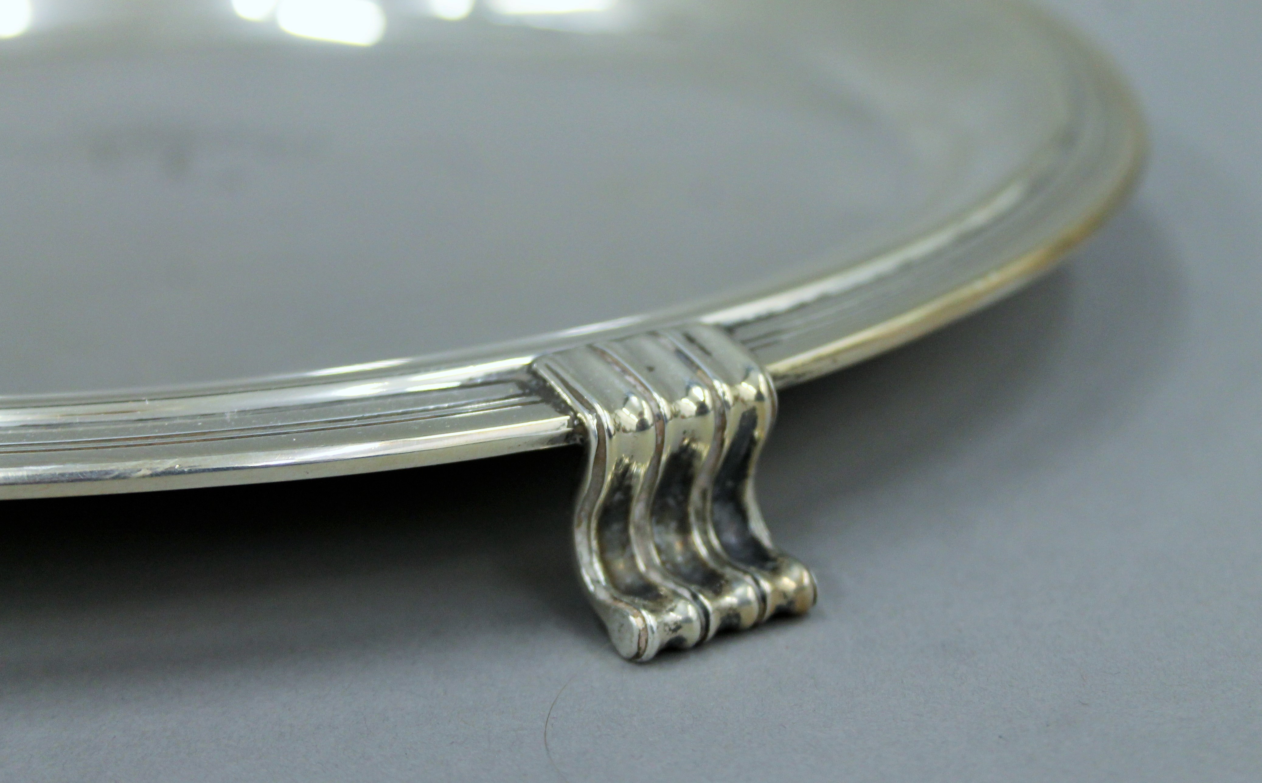 A silver salver. 25 cm diameter. 347.8 grammes. - Image 3 of 5