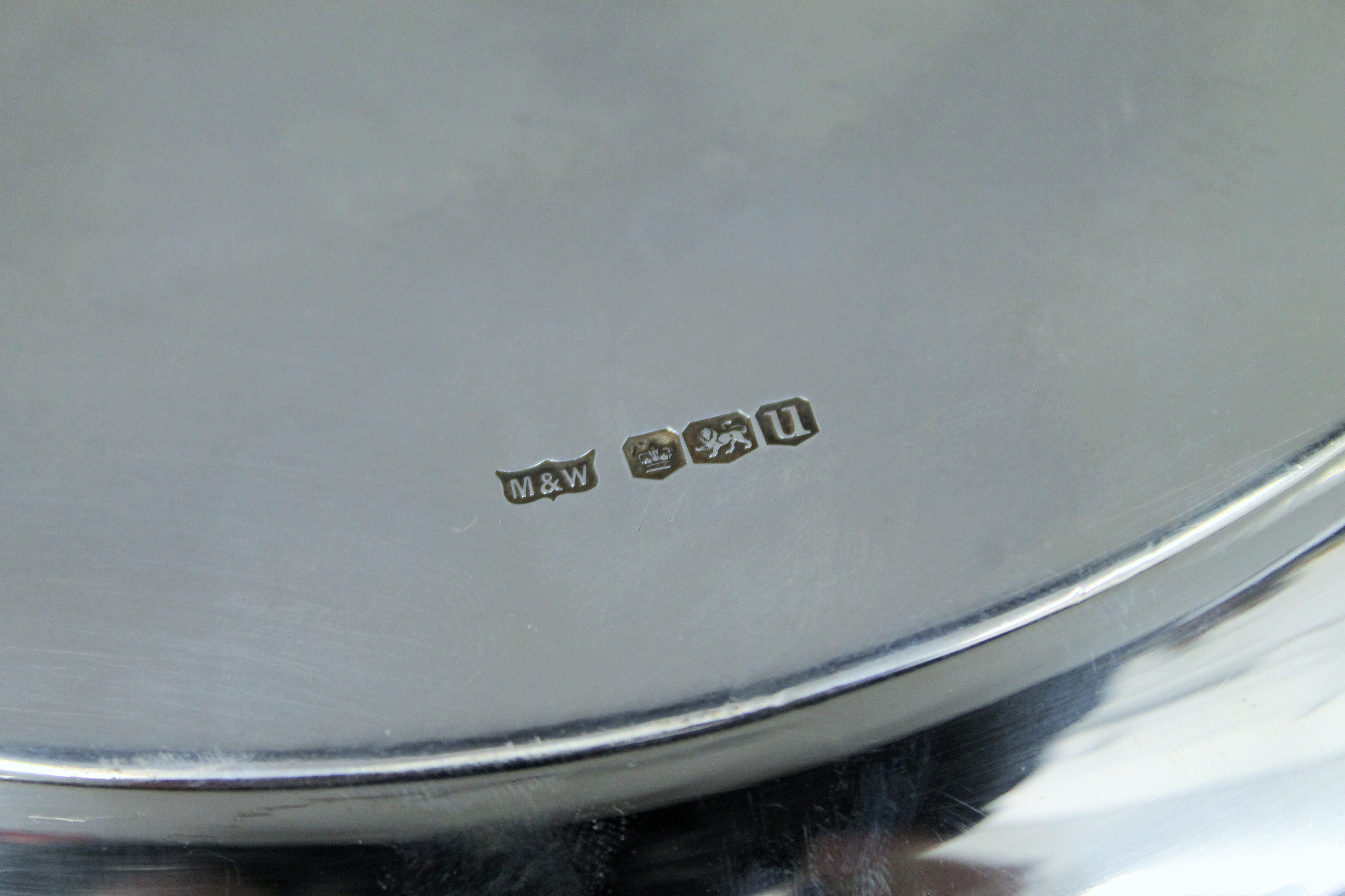 A silver salver. 25 cm diameter. 347.8 grammes. - Image 4 of 5